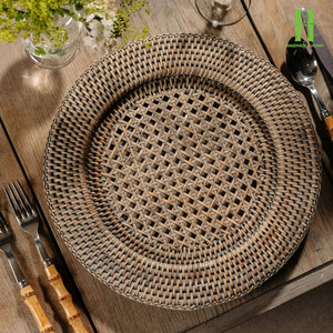 Assiettes de présentation rondes en rotin tressé faites à la main, design moderne, décoration murale, dessous de plat en rotin fleuri, fabriquées au Vietnam - Product Image 6