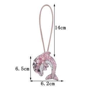 Porte-clés et breloques de poignet vintage faits main, ornés de strass multicolores et de lettres initiales de l'alphabet, avec motifs poisson noir et blanc, pour fête - Product Image 5