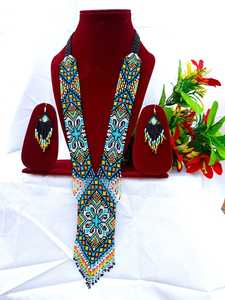 Conjunto de collar de cuentas de vidrio contemporáneo, elaborado con cuentas coloridas hechas a mano para las tendencias de joyería moderna. - Product Image 1