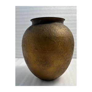 Macetero de hierro estilo antiguo con acabado vintage, perfecto para decoración de jardines interiores y exteriores. - Product Image 1