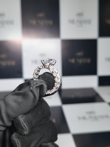Bague de fiançailles et de mariage tendance pour femme, en or 10K plaqué argent, avec diamant de laboratoire taille poire de luxe certifié IGI - Product Image 1