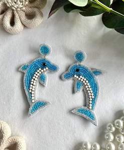 Boucles d'oreilles Huggie multicolores en feutre avec perles de rocaille motif dauphin, style poisson perlé, thème vie marine, d'Inde, pour mariages - Product Image 1