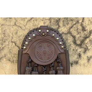 Sporran celtique en cuir véritable de qualité supérieure avec motif rond gaufré, garniture cloutée et cinq pompons pour kilt écossais des Highlands - Product Image 5