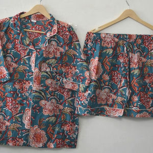 Ensemble de pyjama d'été en coton floral fait main pour femme, imprimé blocs bleu sarcelle et corail, chemise à manches longues boutonnée et short assorti - Product Image 1