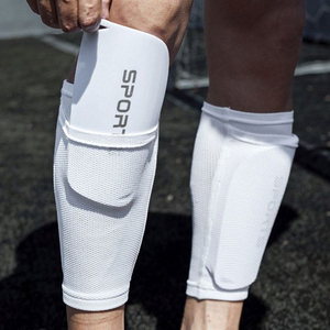Protège-tibias de football respirants en maille avec housse de protection intégrée pour adultes et jeunes, avec poche respirante et douce - Product Image 1