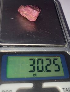 หินหยาบทับทิมธรรมชาติ30.25กะรัตจาก Kenya femos John ซาอูลเหมือง - Product Image 3