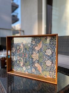 Elegante bandeja de servir aperitivos de madera de acacia artesanal con un toque tradicional, producto decorativo con un toque artístico de Universal Overseas. - Product Image 6