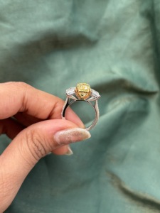 แหวนเพชรทรงเอเมอรัลด์ ทองคำขาว 14k สองสี ประดับเพชรเลี้ยงในห้องปฏิบัติการ ดีไซน์หรูหรา สง่างาม ระยิบระยับเหนือกาลเวลา เหมาะสำหรับงานหมั้นและงานแต่งงาน - Product Image 2