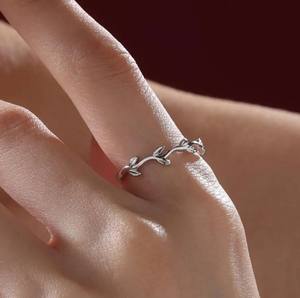 Anillo Minimalista de Rama de Olivo en Plata de Ley, Anillo Ajustable con Hoja de Olivo, Anillo Botánico - Product Image 2