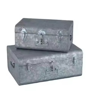 Coffre de rangement décoratif vintage en métal gris anthracite personnalisé avec motifs floraux, oiseaux et cerisiers pour souvenirs et objets précieux - Product Image 4