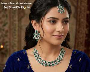 Parure de bijoux de luxe vintage en alliage plaqué or avec perles et Kundan, comprenant collier ras-du-cou, boucles d'oreilles et Maang Tikka, idéale pour fiançailles et mariage, dernière collection - Product Image 1