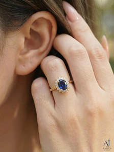 Bague de fiançailles AARVA JEWELS pour femme, plaquée rhodium or jaune, saphir bleu ovale, sertissage à griffes en forme de halo floral, style classique - Product Image 4