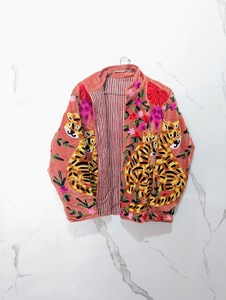 Veste en velours brodé Suzani pour femme, style audacieux et moderne, motif floral tigre, manteau bohème artisanal - Product Image 5
