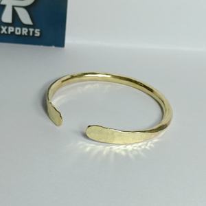 Brazalete Abierto de Cobre Forjado a Mano, Ajustable, Minimalista, Artesanal, Martillado, Kada, Unisex, Hecho a Mano, Tradicional - Product Image 2