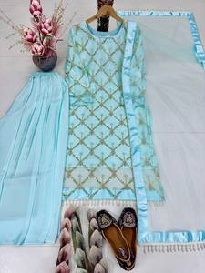Traje Salwar de Red Suave Premium con Bordado de Lentejuelas, Borde de Encaje con Perlas Moti y Pantalón Palazzo, Calidad de Exportación - Product Image 3