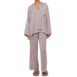 Conjunto de pijamas con estampado abstracto único y cómodo para mujer para relajación nocturna - Product Image 5