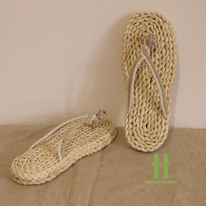 Best Wholesale Handmade Seagrass Wedding Slippers for Guests Eco-Friendly Woven Sandals Bridal Party Hotel Spa Guest Slippers - Product Image 4