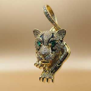 Pendentif panthère de luxe en or 18 carats avec moissanite et yeux d'émeraude, breloque animale thématique pour cadeau unisexe - Product Image 1