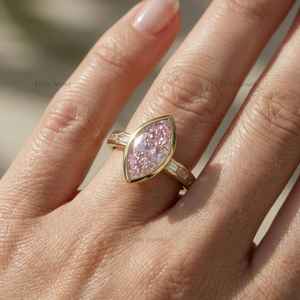 Anillo de compromiso de oro macizo de 14 quilates con diamante rosa talla marquesa de 2.01 quilates cultivado en laboratorio y certificado por IGI para mujer, ideal para fiestas y ocasiones especiales. - Product Image 3