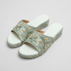 Sandalias bordadas en verde menta - Product Image 1