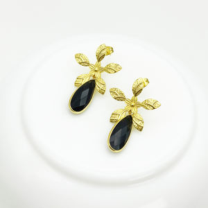 Pendientes de botón con diseño de flor y piedra de ónix negro en forma de lágrima, chapados en oro vermeil. |   Joyería Hecha a Mano en Plata de Ley 925 - Product Image 4