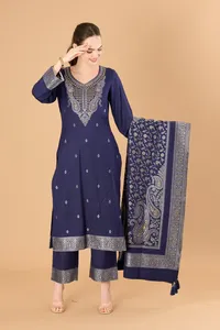 SAFAA Tissu non coupé en laine Acro tissée bleu marine avec étole/dupatta épaisse – Ensemble de vêtements d'hiver pour femme - Product Image 6