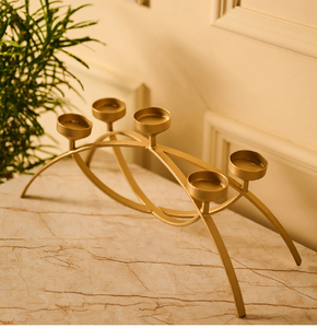 Porte-bougie en métal doré moderne à 5 branches en forme d'arche pour des centres de table élégants, disponible à prix de gros. - Product Image 1