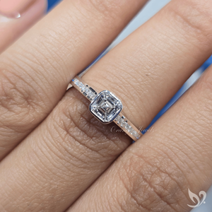 Bague de fiançailles vintage en or blanc 10 carats avec diamant de laboratoire taille Asscher de 0,5 ct serti clos et bandeau en sangle, style vintage. - Product Image 5