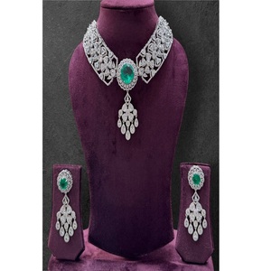 Atractivo y Moderno Juego de Collar y Aretes de Latón Plateado con Circonitas Verdes, Diseño de Flor, Regalo para Mujer, Joyería para Fiesta o Boda - Product Image 1