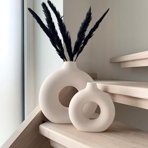 Juego Decorativo de 2 Jarrones de Cerámica Blancos en Forma de Donut, Estilo Boho para Decoración del Hogar, Estilo Urbano y Campestre - Product Image 1