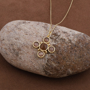 Collar con Colgante de Cruz de Ojo de Gato Marrón, Bisel Texturizado con Piedra Preciosa, Chapado en Oro de 18k, Regalo para Ella - Product Image 2