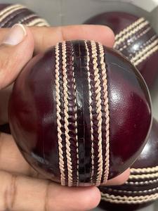 Balle de cricket en cuir rouge de qualité supérieure, conforme aux réglementations MCC, qualité supérieure testée, 80 overs, vente flash, balle dure en cuir - Product Image 3