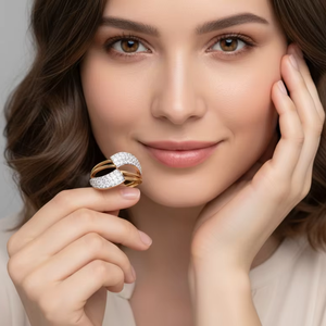 Anillo de Diamantes Minimalista con Diseño Geométrico de Vástago Dividido y Ondulado, Joyería Fina de Oro de Alta Calidad para Bodas y Fiestas - Product Image 4