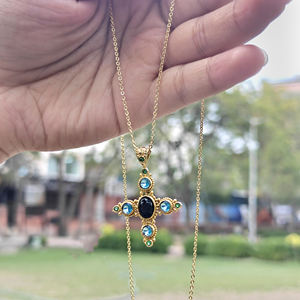 Collar con Colgante de Cruz Ortodoxa Chapado en Oro de 18k, Piedra de Ónix Negra Ovalada, Cadena con Mini Eslabones de Circonita Cúbica, Joyería de Moda para Toda Ocasión - Product Image 4