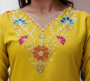 Ensemble Kurti, pantalon et dupatta en viscose jaune de qualité supérieure avec broderies, perles et dupatta à imprimé design - Product Image 5