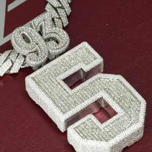 สร้อยคอฮิปฮอปแบบกำหนดเอง เงินแท้ 925 สำหรับทุกเพศ พร้อมจี้เพชรทรงบาแก็ตต์ 5 ตัวอักษรคู่ VVS มอยส์ซาไนต์ ประดับเพชรเต็มเส้น - Product Image 3