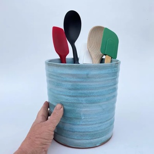 Porta utensilios de cerámica rústico, hecho a mano con acabado texturizado, esmaltado con efecto oceánico, horneado en horno, duradero y resistente al calor, para cocina. - Product Image 2