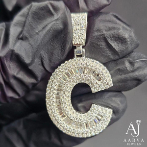 Collier tendance plaqué rhodium avec pendentif lettre C en moissanite, aspect diamant scintillant, cadeau bijou ton argent - Product Image 1