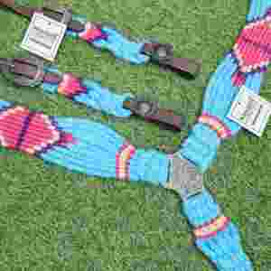 Juego de cabezada de mohair hecho a mano y personalizable en azul cielo, rojo claro y morado, con cincha delantera a juego de 32 pulgadas y cuero argentino. - Product Image 5