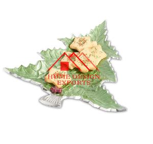 Bandeja para servir alimentos de metal de aluminio fundido con forma de árbol de Navidad en acabado único seguro para alimentos - Product Image 1