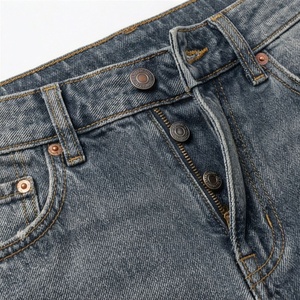 Shorts en jean pour femme coupe droite, design effet usé, ourlet brut, style streetwear décontracté d'été, couleur personnalisable, vêtements haut de gamme - Product Image 4