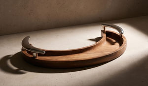 Tabla de servir artesanal de madera de mango en forma de media luna, bandeja decorativa con borde curvo y asas plateadas esculpidas - Product Image 3