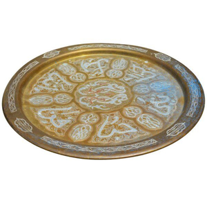 Bandeja Redonda de Latón Marroquí Egipcio de Diseño Antiguo, Grabada con Caligrafía Árabe Islámica con Incrustaciones de Plata y Cobre, en Venta - Product Image 1