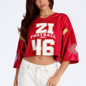 Camiseta deportiva corta estilo hip hop, de poliéster y malla, estilo jersey de fútbol americano rojo, moderna y holgada, para mujer. - Product Image 2