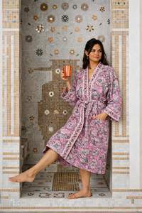 Peignoirs artisanaux durables en coton 100% écologique, imprimés à motifs floraux roses, gaufrés, compressés, séchage rapide, pour le voyage - Product Image 2