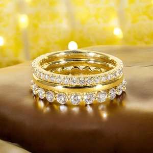 Ensemble de trois bagues empilables de luxe SATVIK RATNA avec des bandes en or jaune poli, diamants cultivés en laboratoire certifiés IGI - Product Image 1