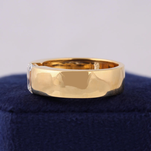 Bague en or jaune 14 carats martelée avec diamant baguette cultivé en laboratoire, design minimaliste de luxe pour mariage, unisexe - Product Image 1