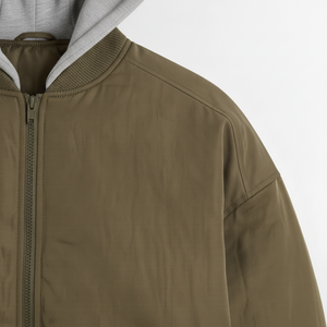 Chaqueta Varsity con Capucha Color Verde Oliva para Hombre, Marca Addahar, con Logotipo AD Bordado, Cierre de Cremallera, Estilo Preppy, para Otoño - Product Image 5