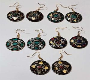 ต่างหูโลหะทองเหลืองสไตล์โบฮีเมียนและชาติพันธุ์ ประดับด้วยงานโมเสก เหมาะสำหรับผู้หญิง สวมใส่ในงานปาร์ตี้ ราคาส่งออกจากอินเดีย GC-ER-512 - Product Image 1