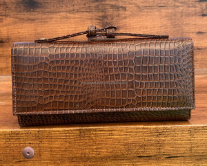 Portefeuille long marron en cuir véritable à motif crocodile pour femmes avec poignée et pochette de luxe pour téléphone portable. - Product Image 3